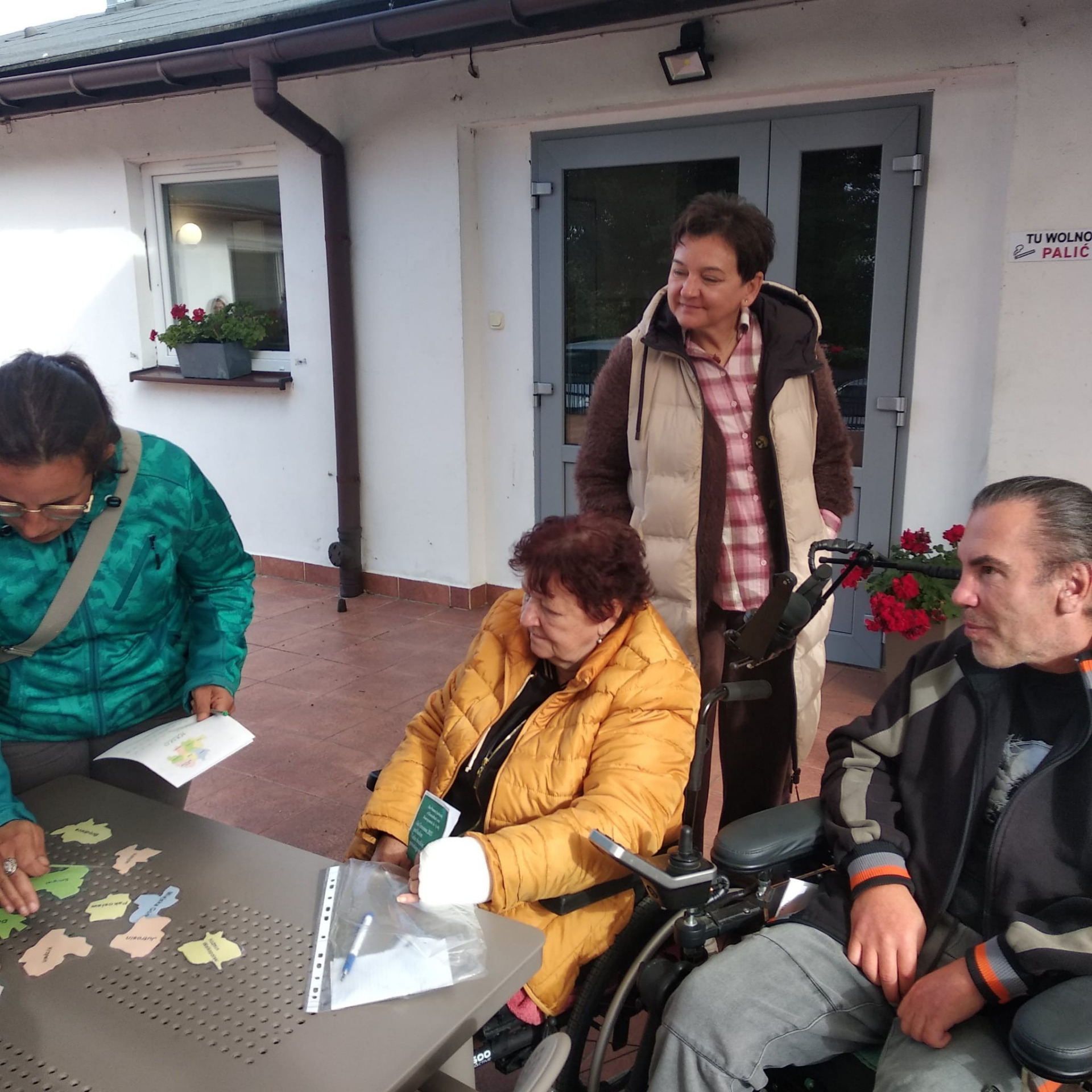 Zdjęcie przedstawia mieszkańców DPS w Chumiętkach.