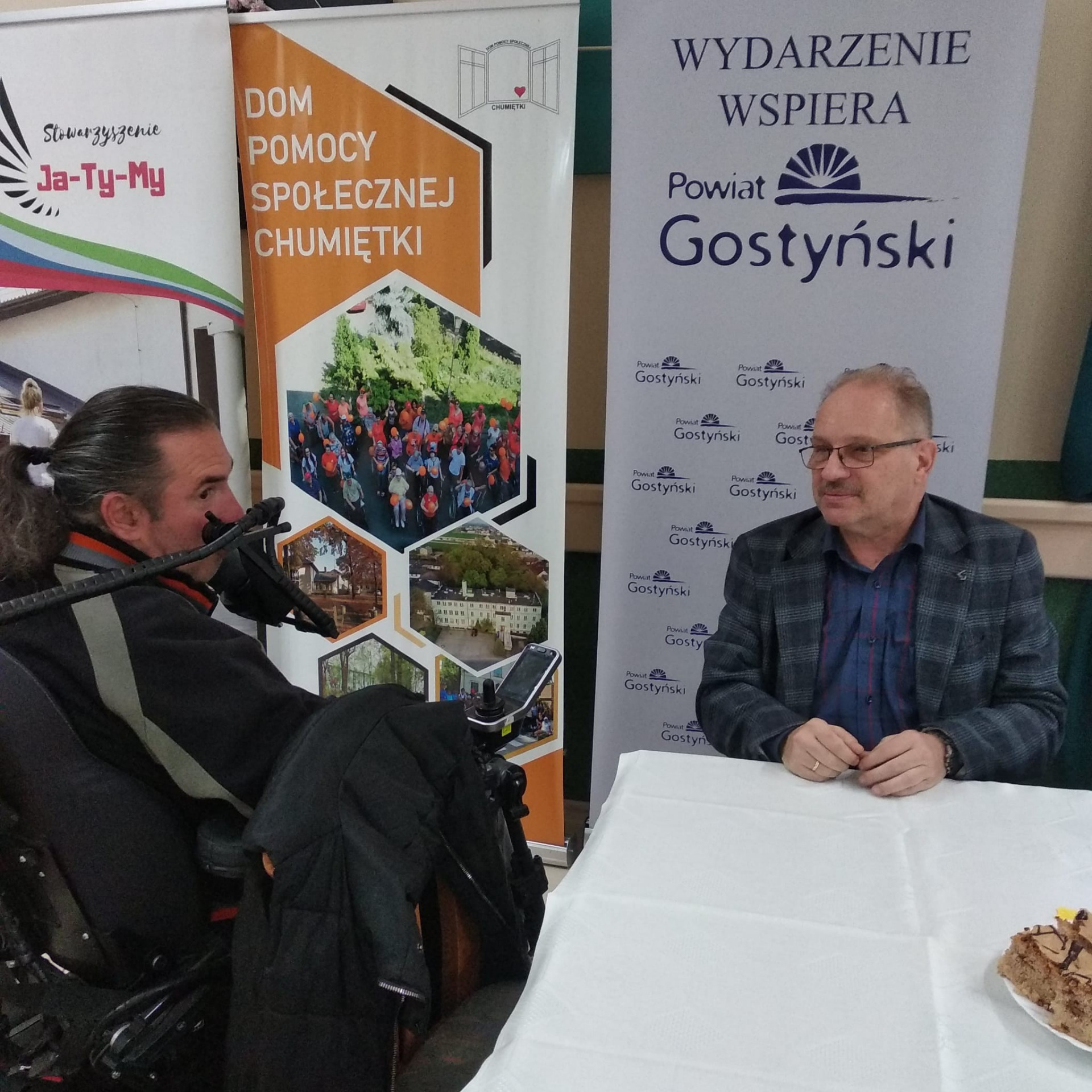 Zdjęcie przedstawia mieszkańców DPS w Chumiętkach.