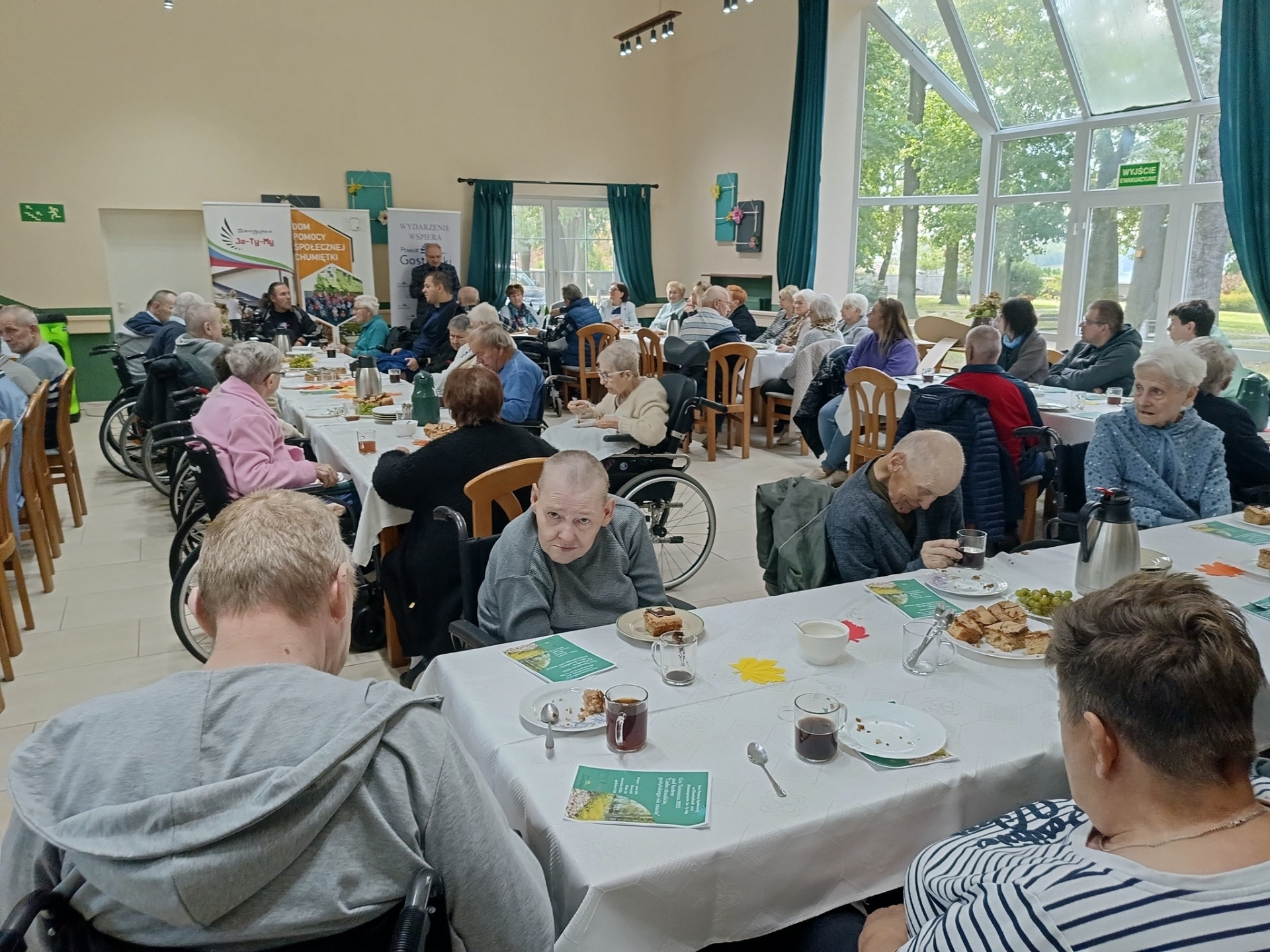 Zdjęcie przedstawia mieszkańców DPS w Chumiętkach.