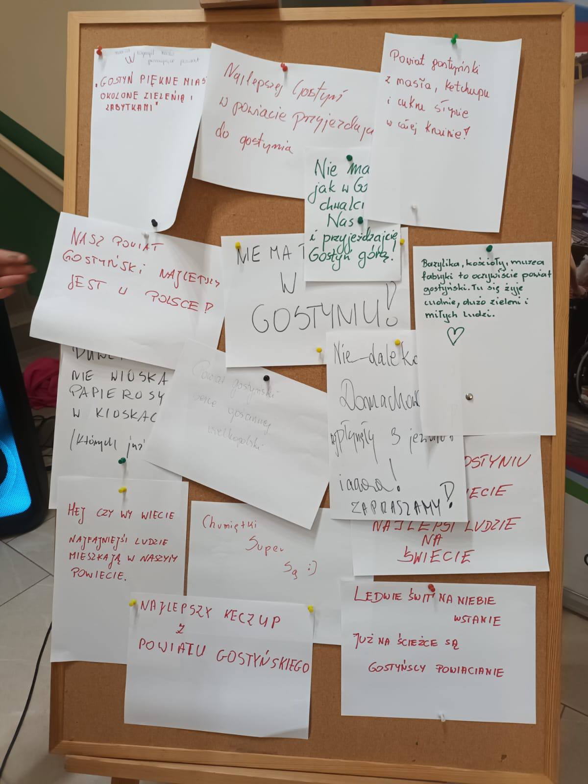 Zdjęcie przedstawia tablicę.