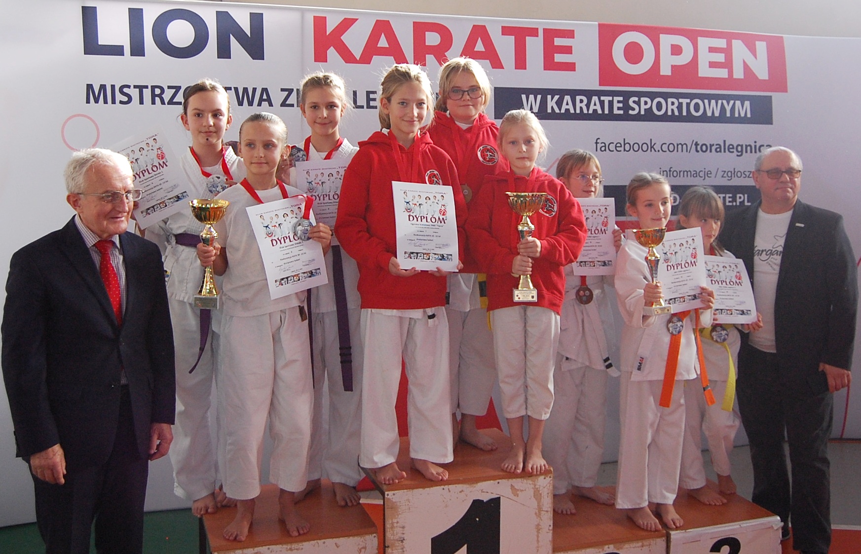 Zdjęcie przedstawia 1 miejsce kata druzynowe kobiet