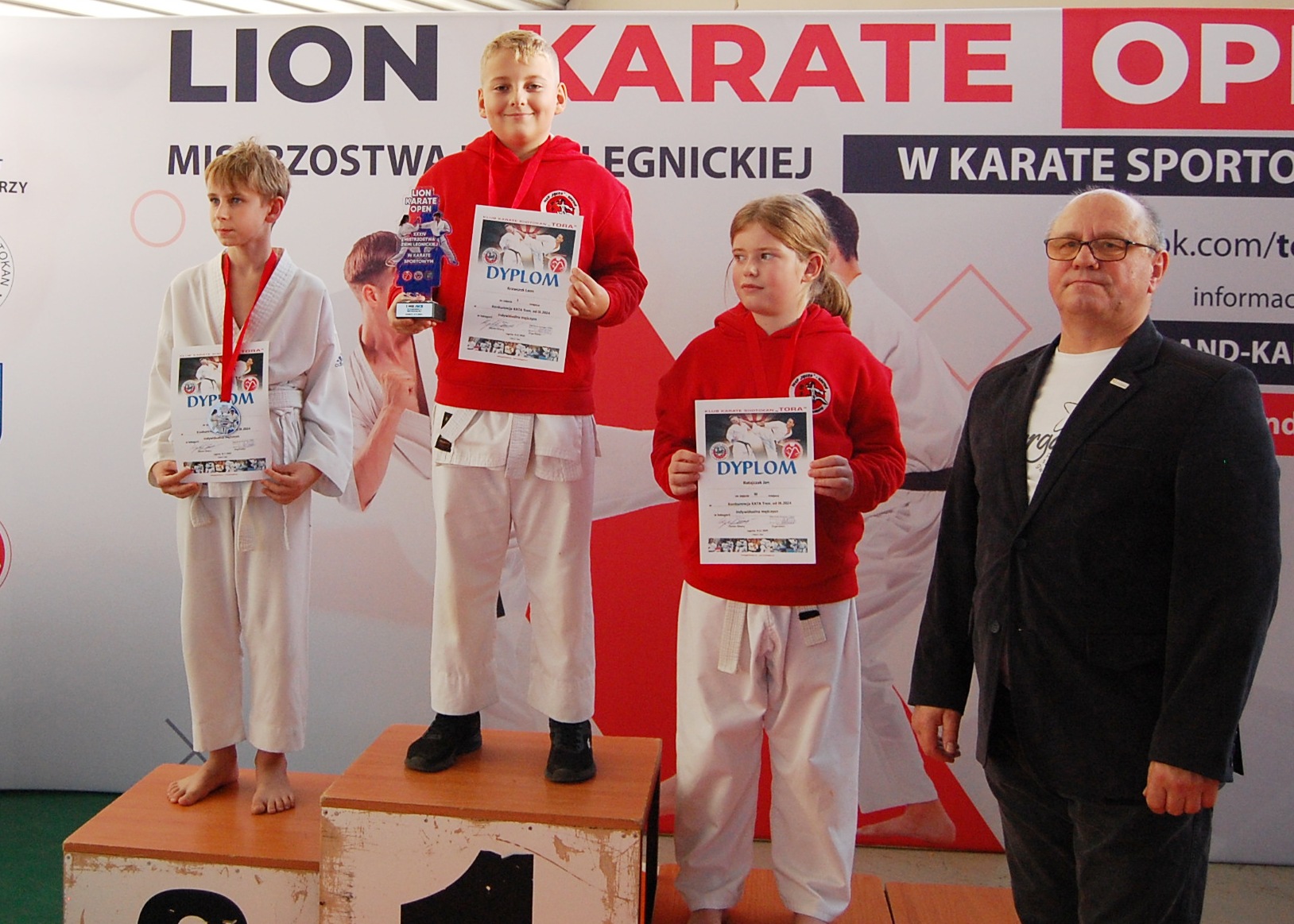 Zdjęcie przedstawia 1. miejsce Leon Krawczuk, 3. miejsce Jan Ratajczak