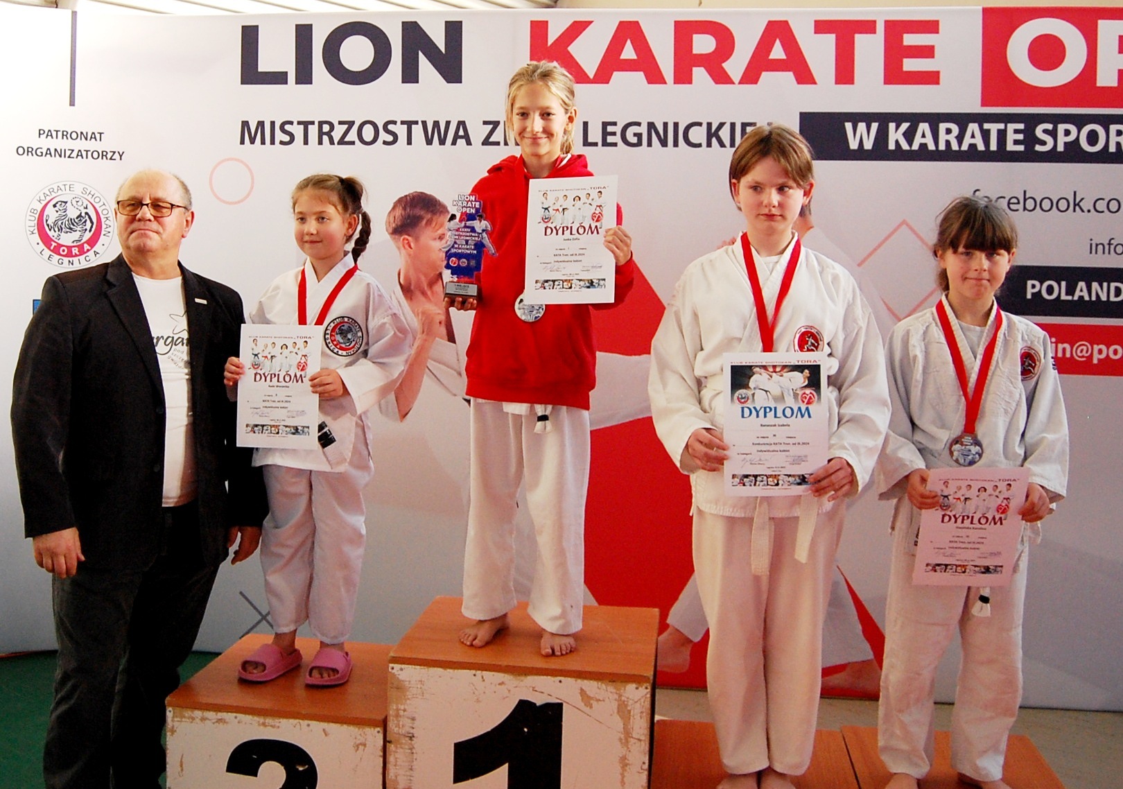 Zdjęcie przedstawia 1. miejsce Zofia Juska, 3. miejsce Karolina Stasińska i Izabela Banaszak