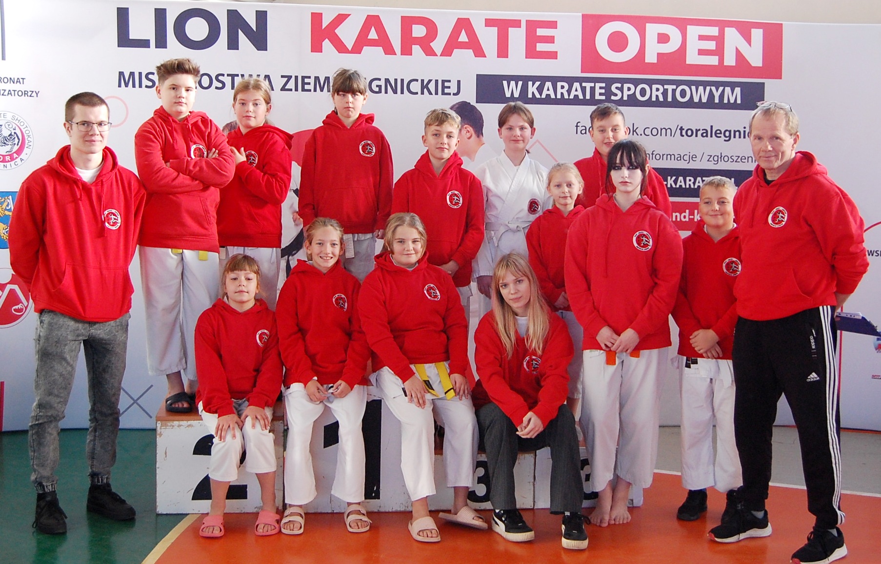 Zdjęcie przedstawia Drużynę TKKF TĘCZA na Lion Cup