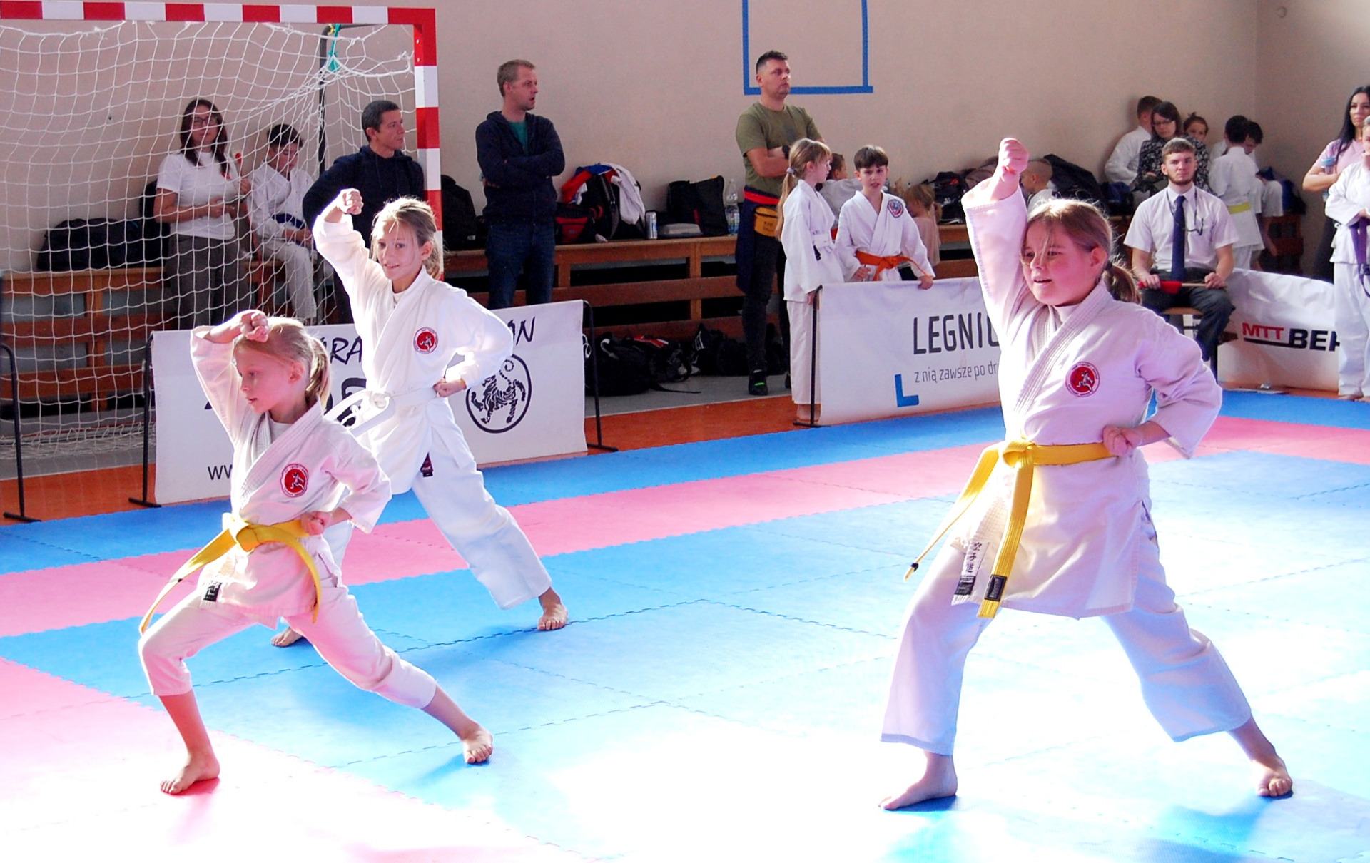 Zdjęcie przedstawia Złote medalistki kata dryżynowe kobiet