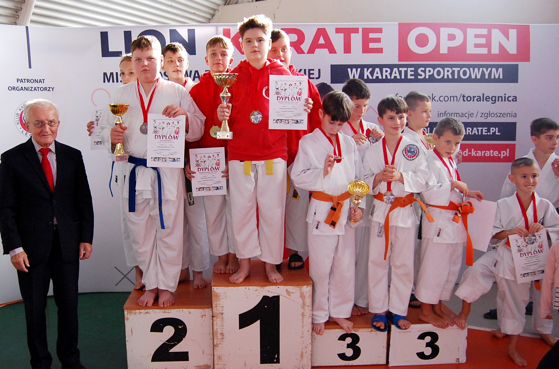 Zdjęcie przedstawia Złoty medal kata drużynowe mężczyzn