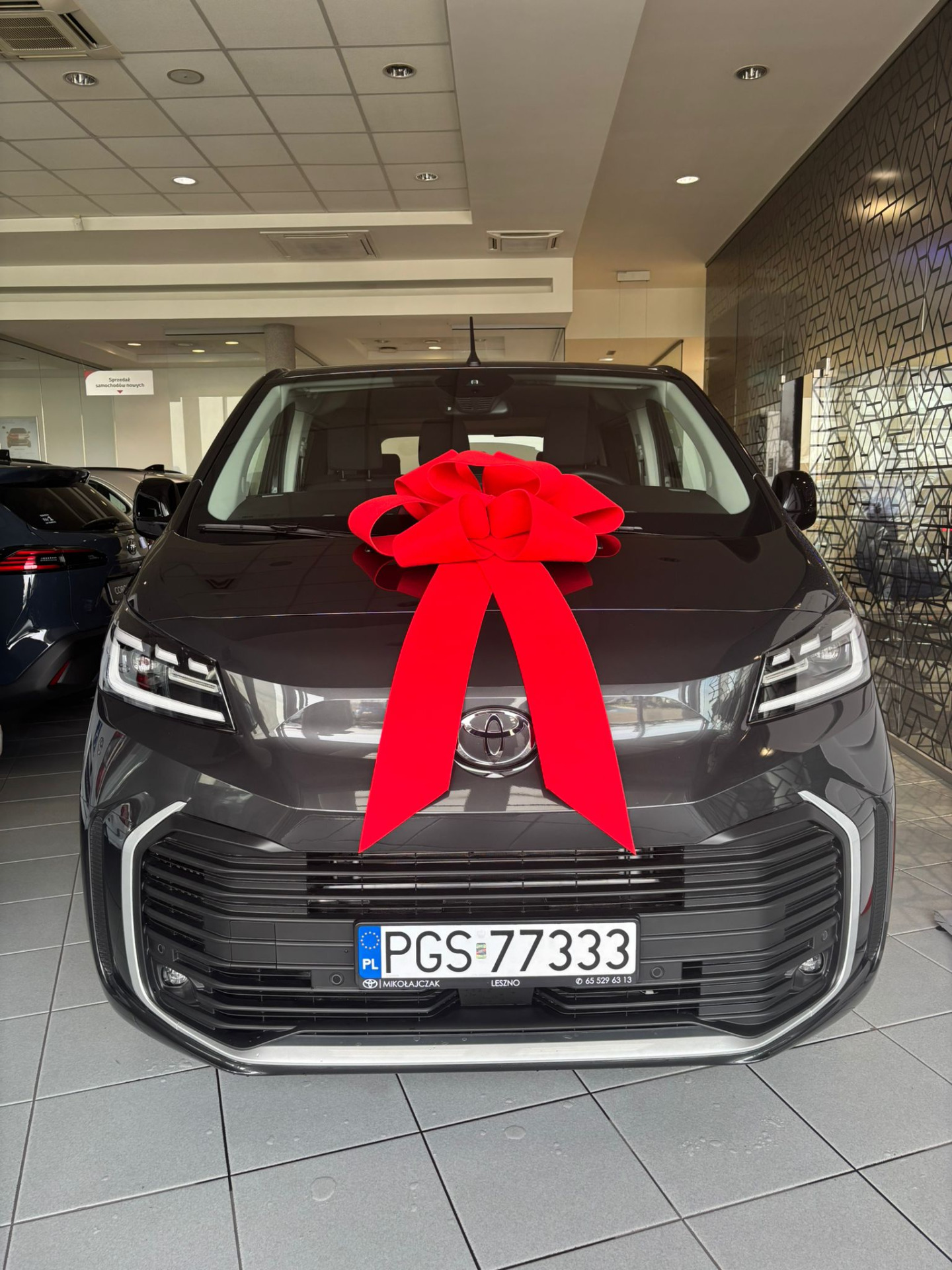 zdjęcie przedstawia auto firmy toyota