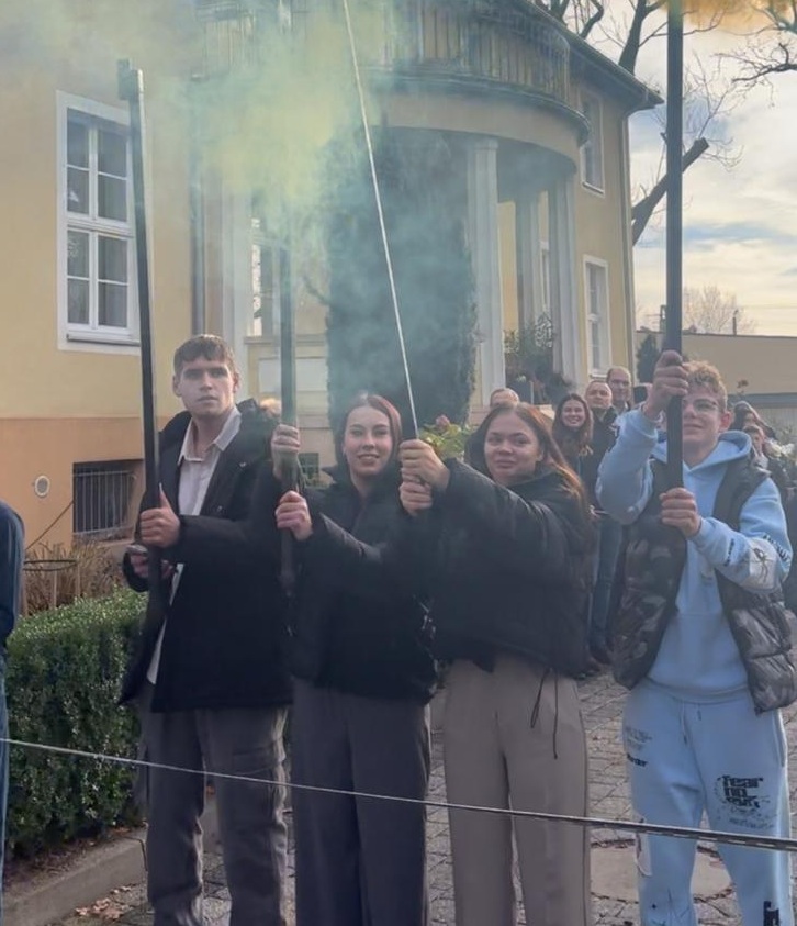 Zdjęcie przedstawia wychowanków Domów Dziecka