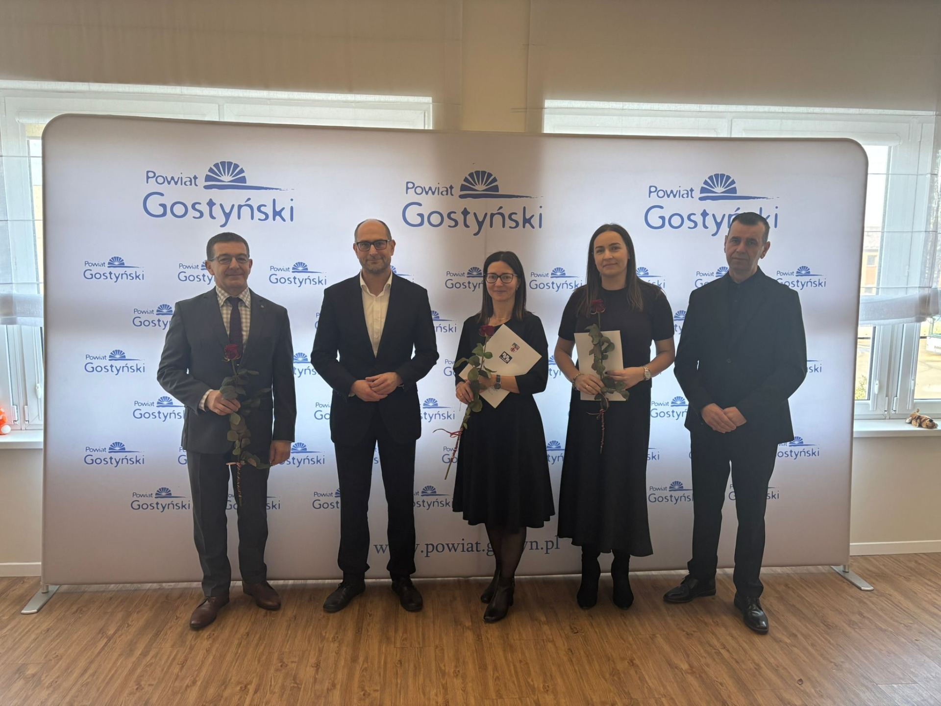 zdjęcie przedstawia nagrodzonych pracowników pomocy społecznej