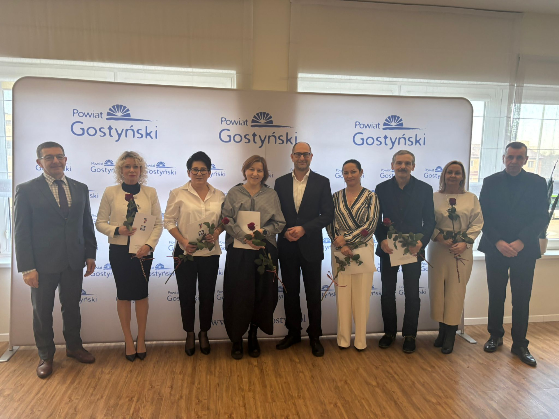 zdjęcie przedstawia nagrodzonych pracowników pomocy społecznej