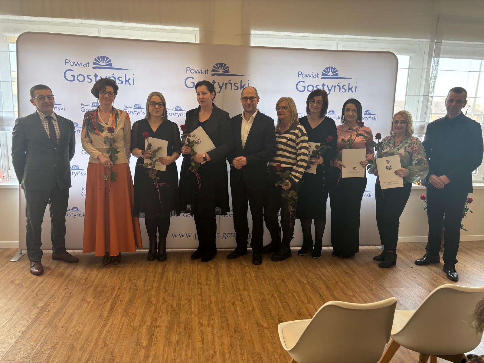 zdjęcie przedstawia nagrodzonych pracowników pomocy społecznej