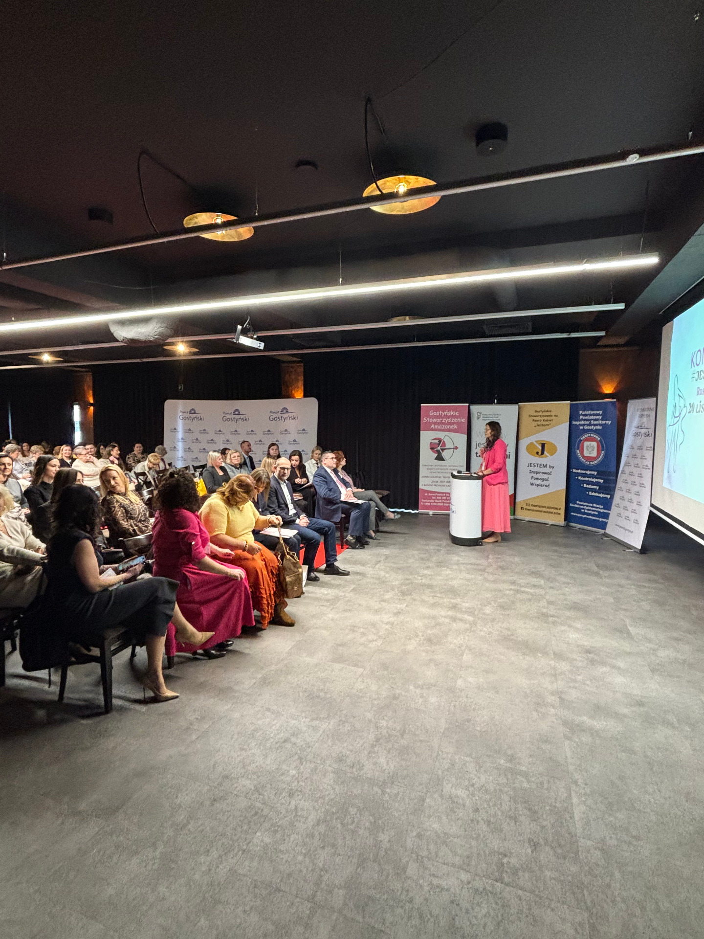 zdjęcie przedstawia uczestników konferencji