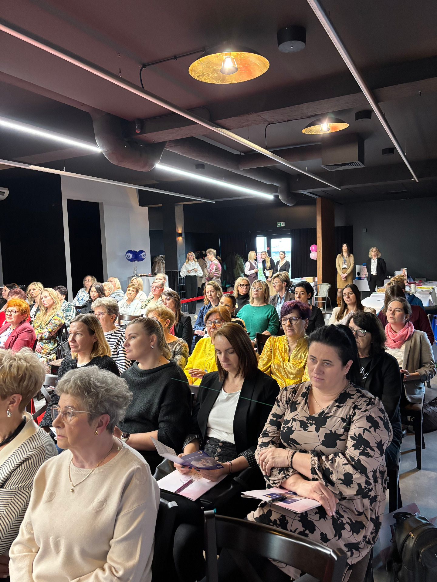 zdjęcie przedstawia uczestników konferencji