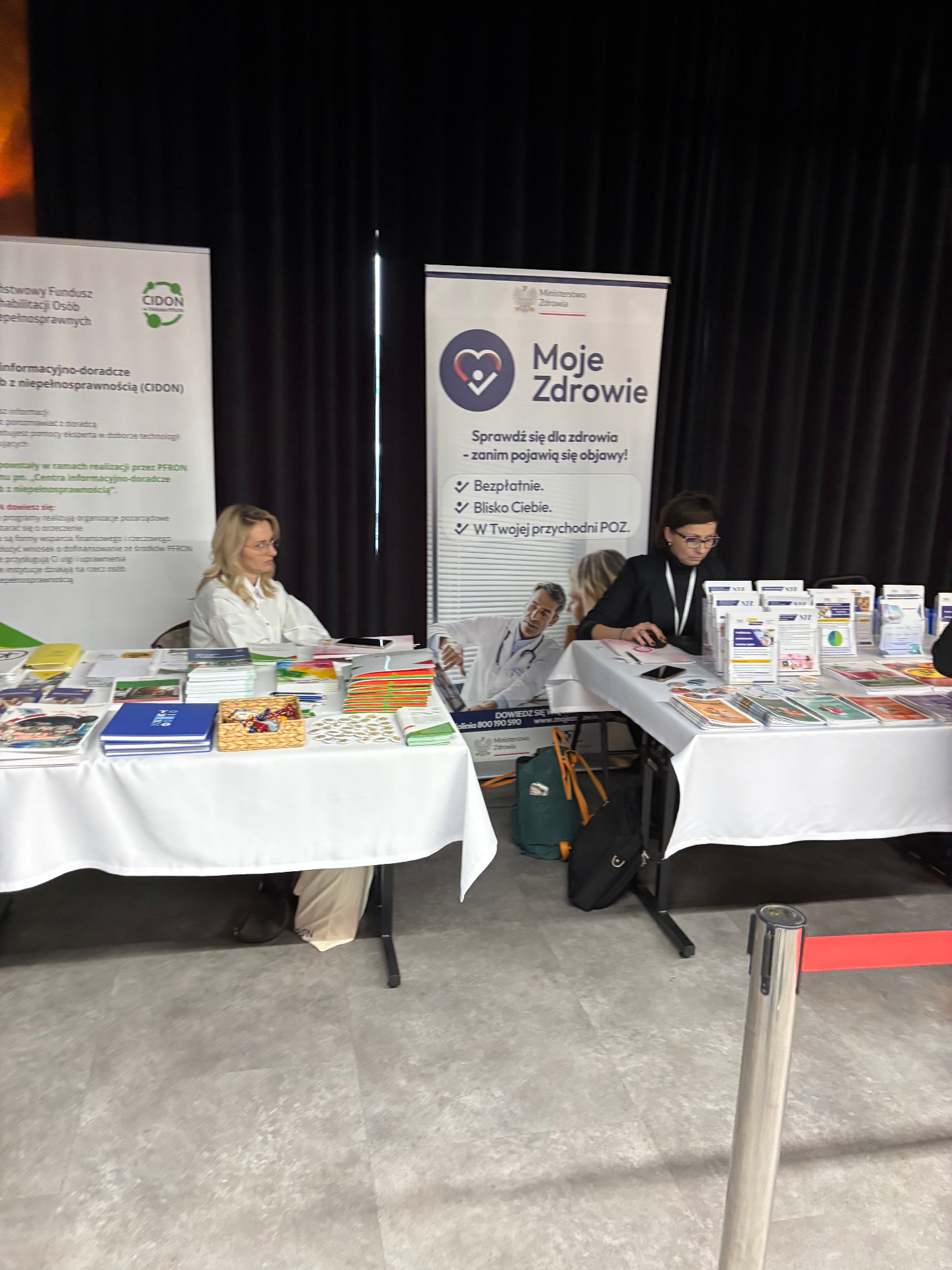 zdjęcie przedstawia uczestników konferencji