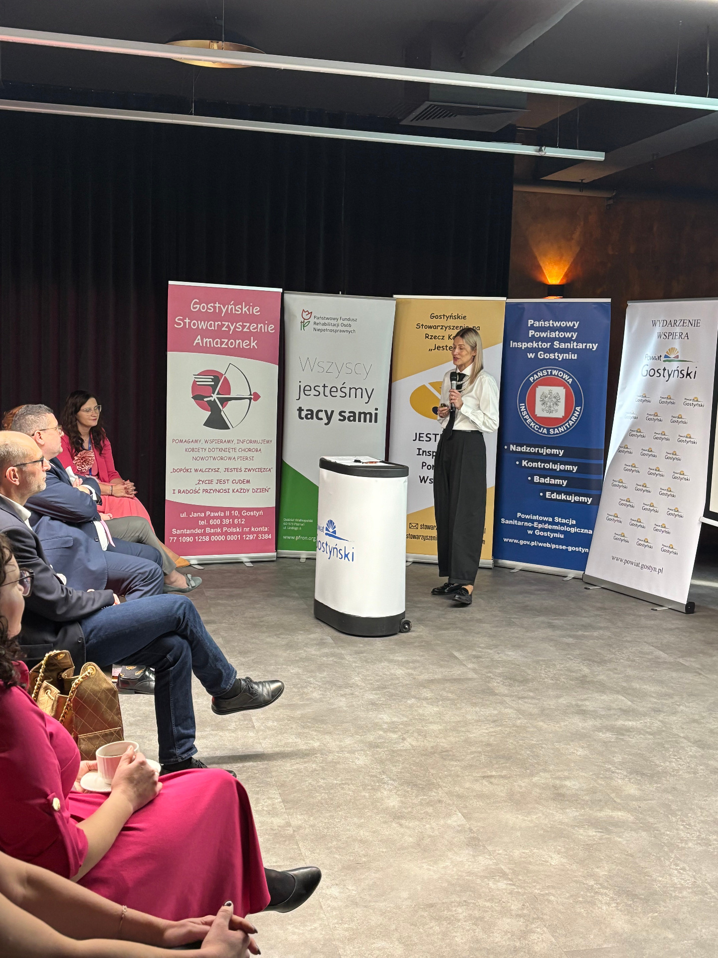 zdjęcie przedstawia uczestników konferencji