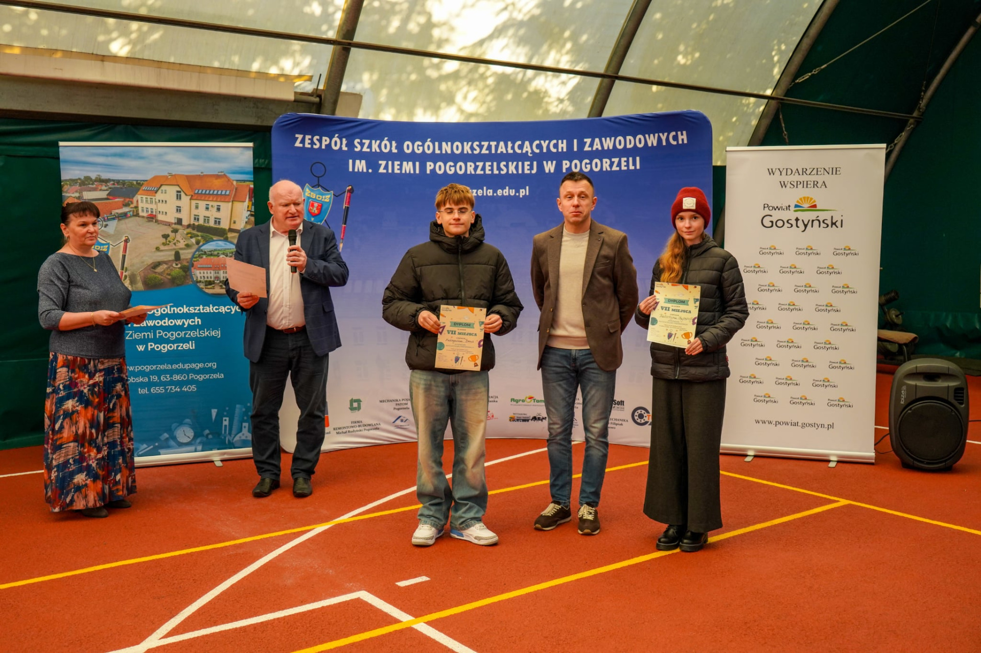 Uczniowie z dyplomami