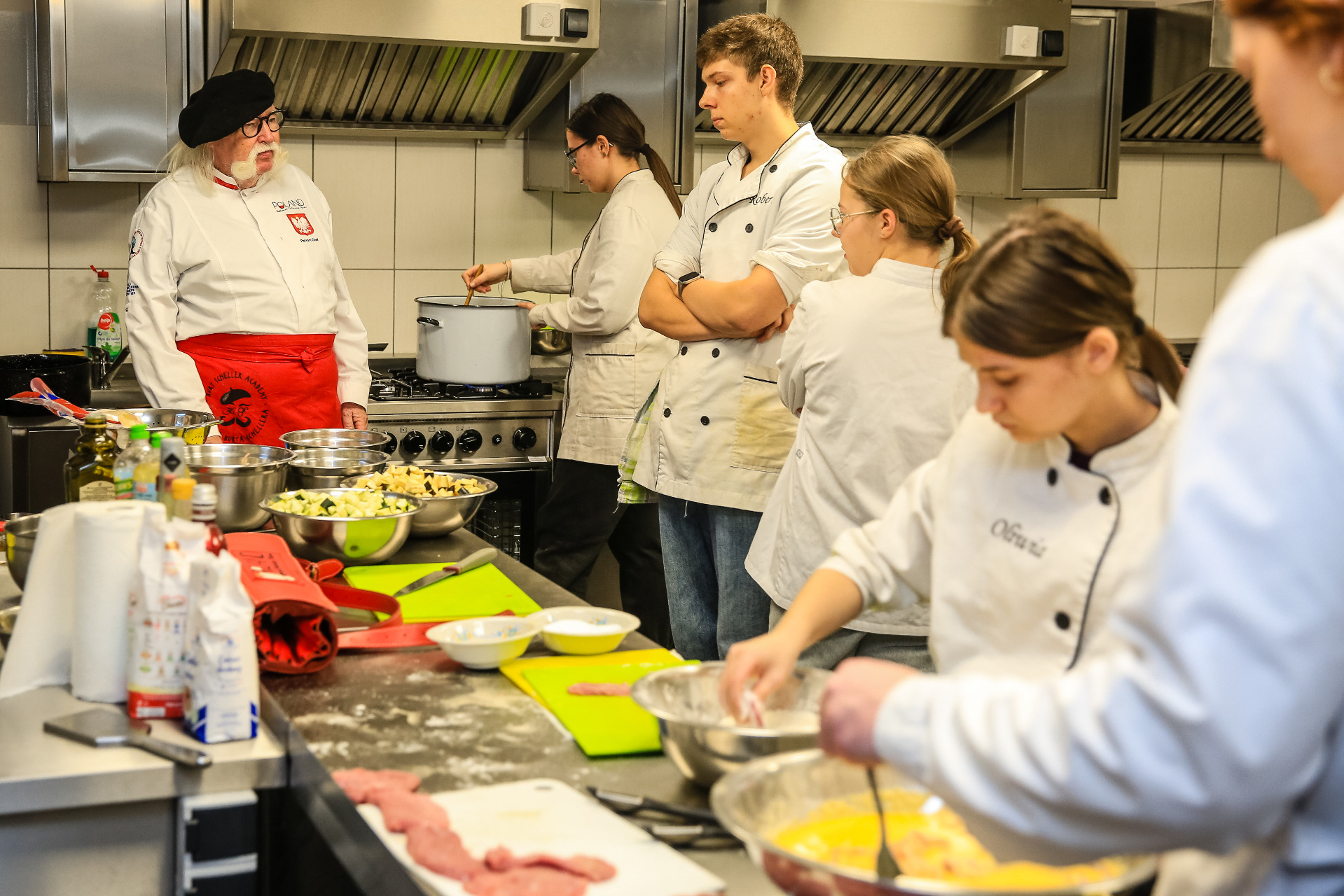 pracownia gastromiczna - uczniowie i Kurt Scheller