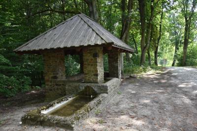 Dawny wodopój konny w Bzowie z XIX wieku z przystankiem i źródełkiem dla dyliżansów