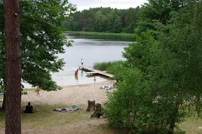 Jezioro i plaża w Rybnie