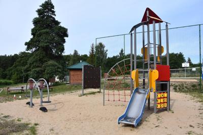 Teren rekreacyjny przy plaży w Rybnie