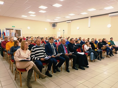 Koncert z okazji 106 rocznicy odzyskania przez Polskę Niepodległości, Wójt Gminy, Przewodniczący Rady, zaproszeni goście na sali