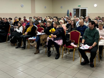 Koncert z okazji 106 rocznicy odzyskania przez Polskę Niepodległości. Zdjęcie zgromadzonej publiczności, która siedzi na krzesłach