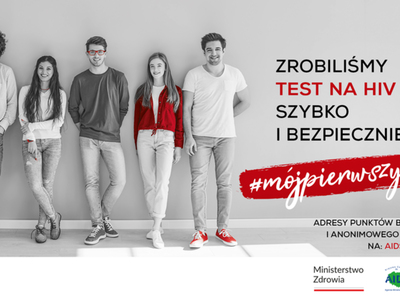 Grupa uśmiechniętych młodych osób na czarno-białym zdjęciu z czerwonym hasłem: „Zrobiliśmy TEST NA HIV szybko i bezpiecznie” oraz #mójpierwszyraz.