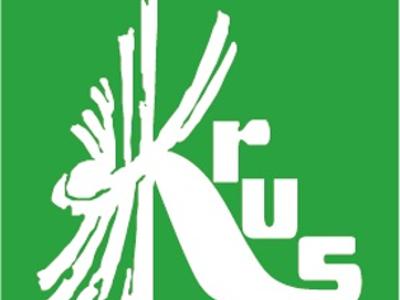 Logotyp KRUS, biały napis KRUS na zielonym tle