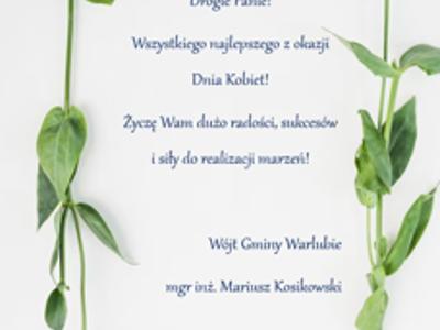 Życzenia z okazji Dnia Kobiet z różowymi kwiatami i podpisem Wójta Gminy Warlubie, Mariusza Kosikowskiego.