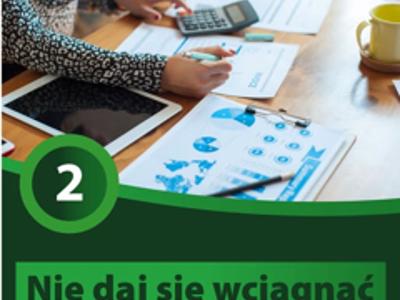 Grafika z osobą analizującą finanse przy laptopie i kalkulatorze, z hasłem „Nie daj się wciągnąć w spiralę zadłużenia” i numerem 2