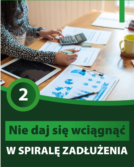 Grafika z osobą analizującą finanse przy laptopie i kalkulatorze, z hasłem „Nie daj się wciągnąć w spiralę zadłużenia” i numerem 2