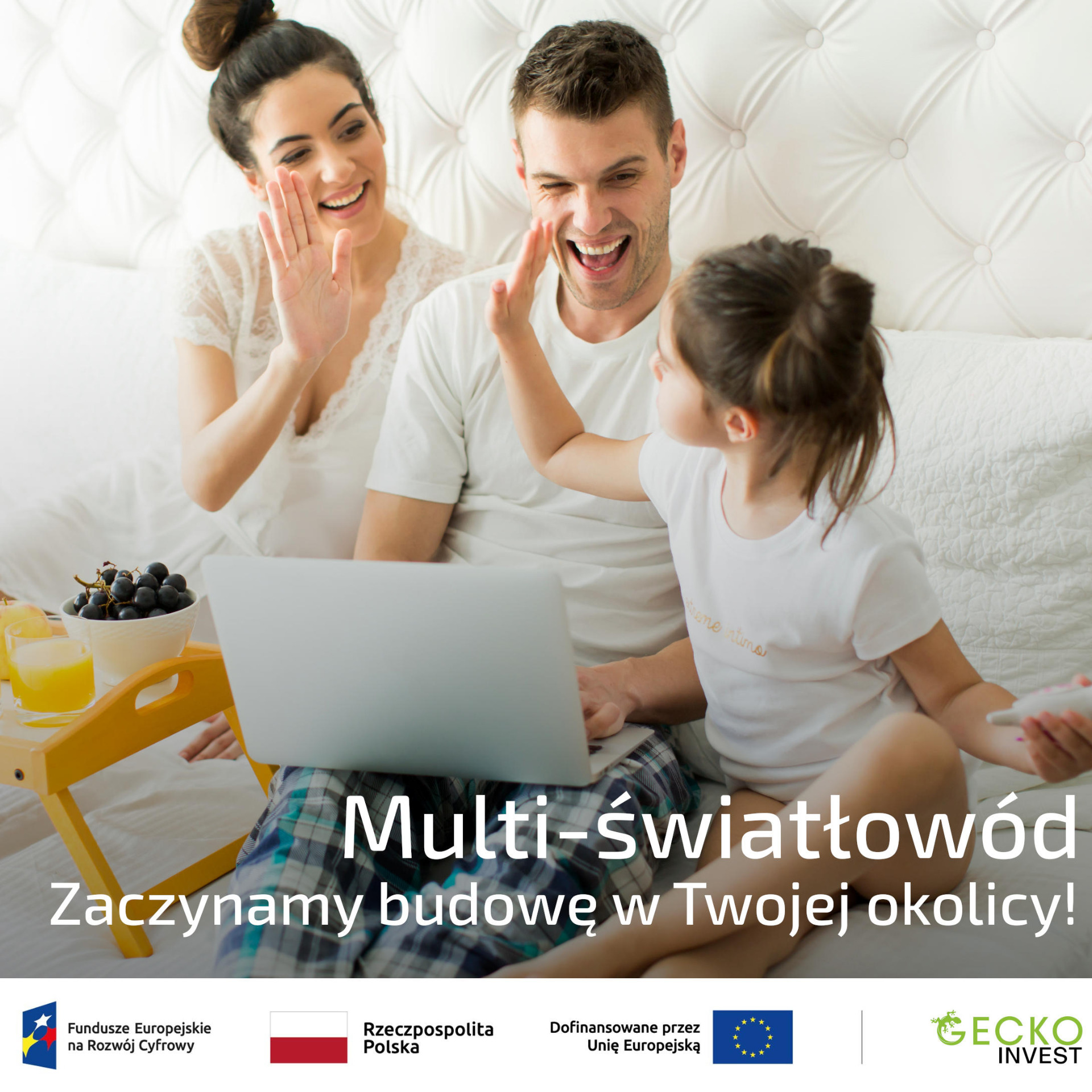 Rodzina z dzieckiem na łóżku korzysta z laptopa, dziewczynka przybija piątkę z tatą. Na dole info o światłowodzie i logotypy funduszy