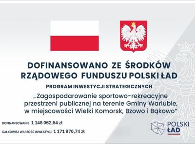 Tablica informująca o dofinansowaniu inwestycji sportowo-rekreacyjnej z Rządowego Funduszu Polski Ład.