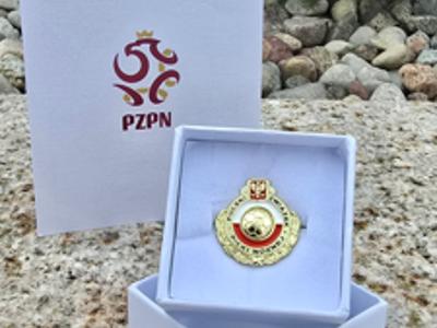 Zdjęcie przedstawia odznakę PZPN