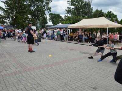 Zdjęcia przedstawiają piknik rodzinny, widać na nim uczestników i atrakcje 