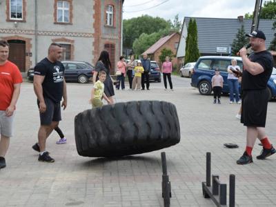 Zdjęcia przedstawiają piknik rodzinny, widać na nim uczestników i atrakcje 