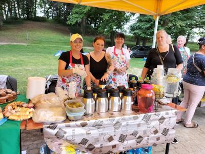 Zdjęcia przedstawiają piknik rodzinny, widać na nim uczestników i atrakcje 