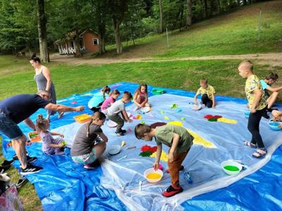 Zdjęcia przedstawiają piknik rodzinny, widać na nim uczestników i atrakcje 