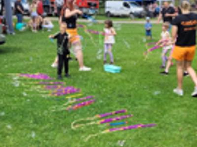 Zdjęcia przedstawiają piknik rodzinny, widać na nim uczestników i atrakcje 
