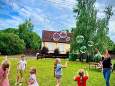 Zdjęcia przedstawiają piknik rodzinny, widać na nim uczestników i atrakcje 