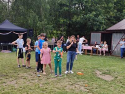 Zdjęcia przedstawiają piknik rodzinny, widać na nim uczestników i atrakcje 