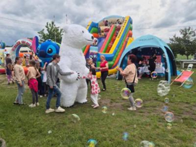 Zdjęcia przedstawiają piknik rodzinny, widać na nim uczestników i atrakcje 