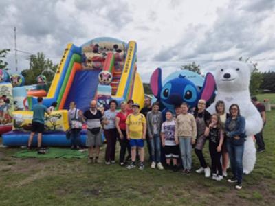 Zdjęcia przedstawiają piknik rodzinny, widać na nim uczestników i atrakcje 