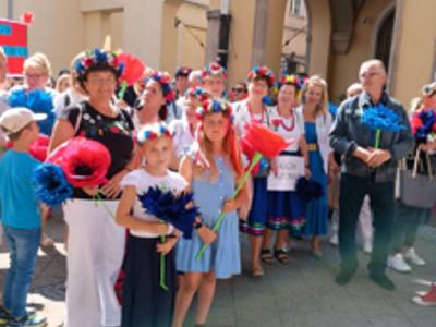 Zdjęcie przedstawia grupę osób w tradycyjnych strojach kociewskich uczestniczących w Święcie Kociewia