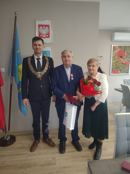 wręczenie medali z długoletnie pożycie małżeńskie