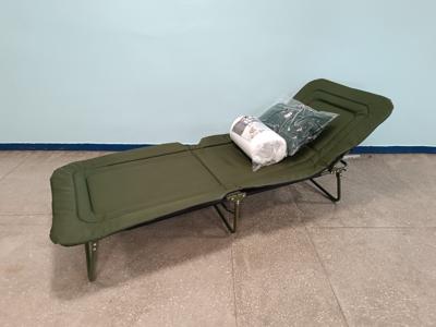 łóżka polowe z wyposażeniem 