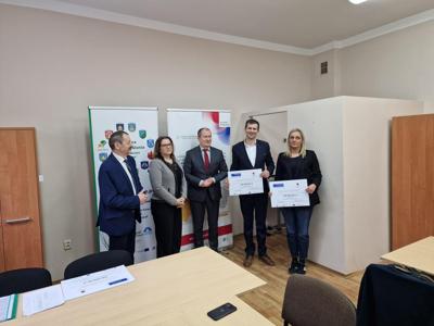 podpisanie umowy na powierzenie grantów