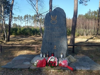 1 marca obchodzimy Narodowy Dzień Pamięci Żołnierzy Wyklętych - zdjęcie pomnika 1