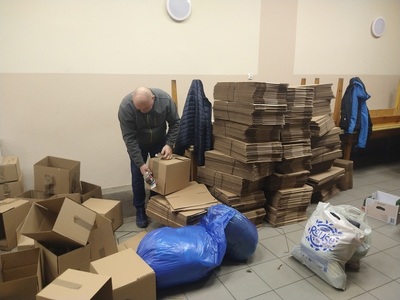 zdjęcia ze zbiórki darów, pakowanie kartonów - 3