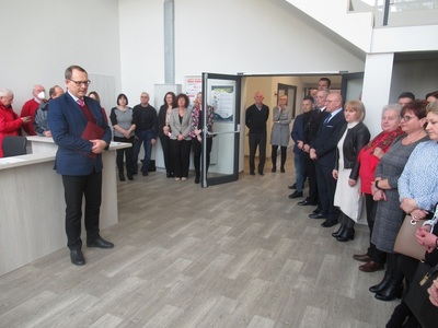 Otwarcie Hali Sportowej - zdjęcia z uroczystości otwarcia Hali Sportowej, Wójt Gminy wita przybyłych gości
